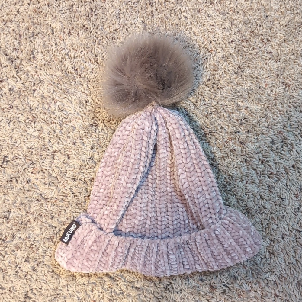 Women’s Muk Luks Faux Fur Pom Chenelle Winter Hat Beanie - Picture 8 of 9